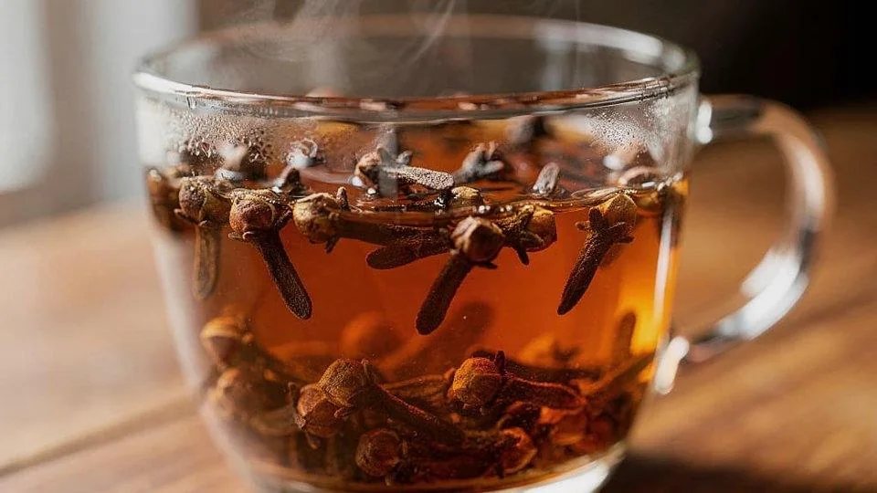 Twee of drie kruidnagels per kop zijn genoeg voor een winterse kruidenthee