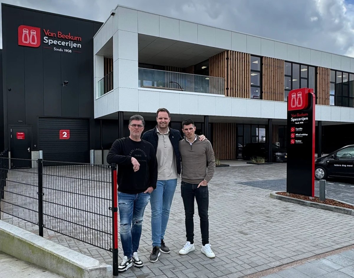 Edwin, Chris en Arne van Beekhuizen voor het pand van Van Beekum Specerijen